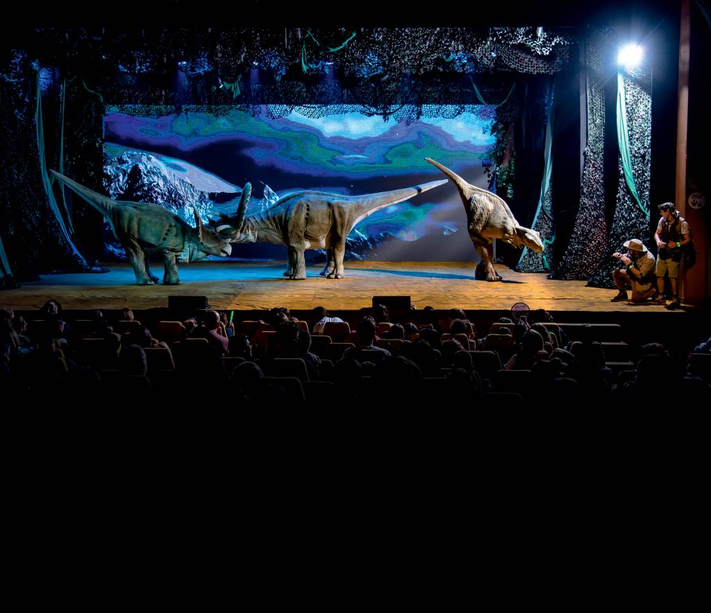 Espetáculo apresenta bonecos de dinossauros de até 4 metros