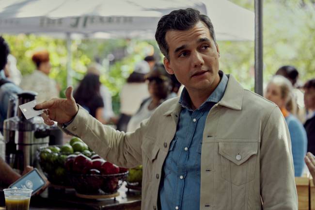 Sr. e Sra. Smith Wagner Moura aparece no quarto episódio da série Sr. e Sra. Smith