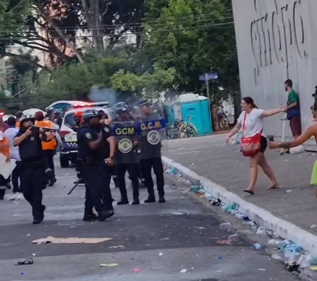 Confronto entre foliões e Guarda Civil no bloco Prato do Dia, na Barra Funda