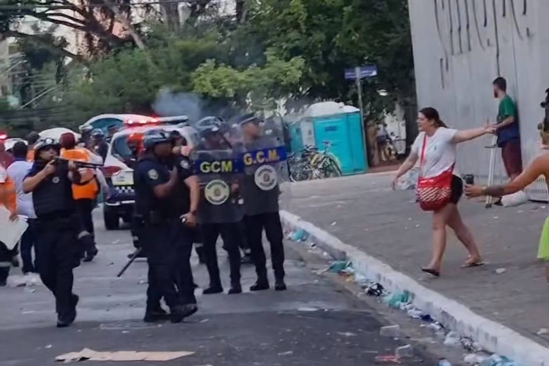 Confronto entre foliões e Guarda Civil no bloco Prato do Dia, na Barra Funda