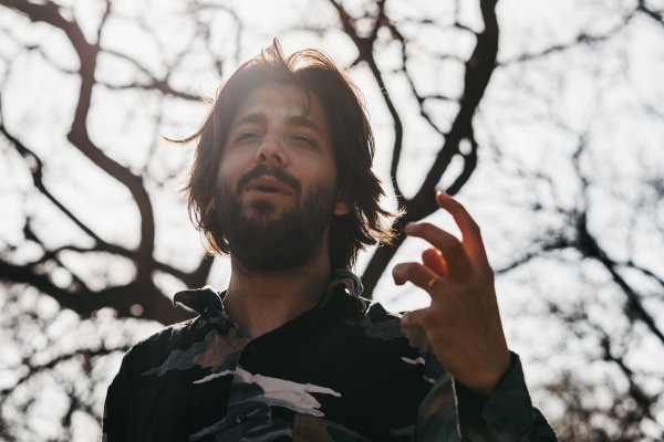 Salvador Sobral retorna a São Paulo com turnê de novo disco