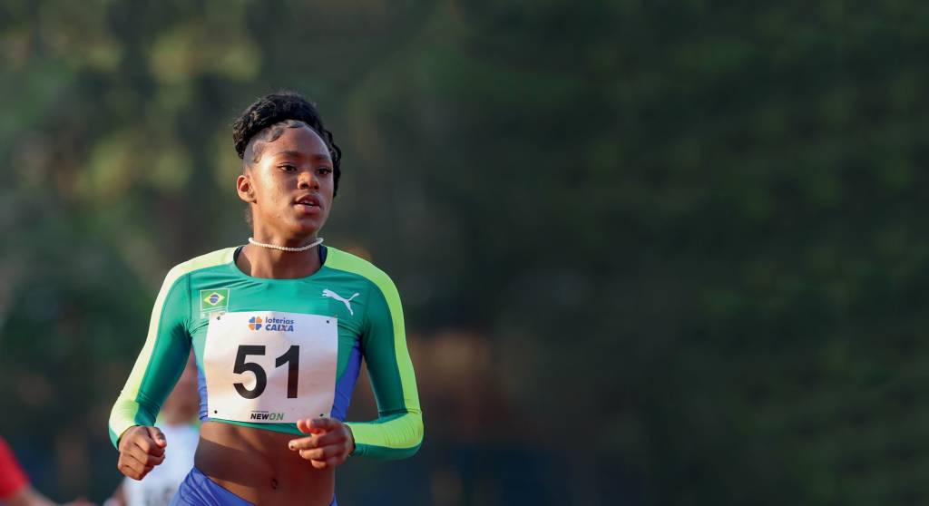 Imagem mostra Vanessa durante prova de atletismo, correndo
