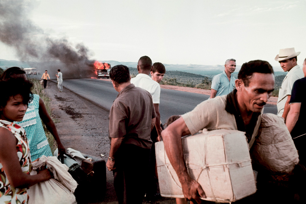 Pelas lentes de Jorge Bodanzky: paisagem rural com um incêndio de um ônibus em uma estrada no interior de Minas Gerais