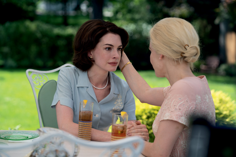 Com Anne Hathaway e Jessica Chastain, ‘Instinto Materno’ poderia ser mais camp