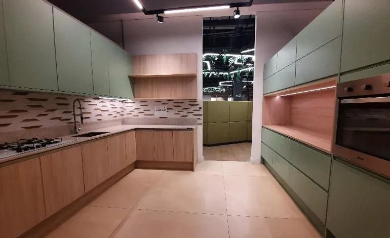 Imagem de cozinha em tons de madeira e verde