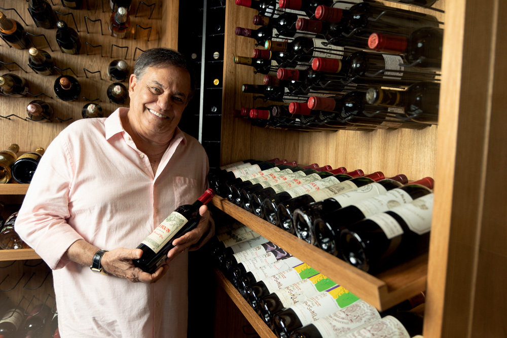 Ronnie Von abre as portas de sua adega com mais de 2 mil vinhos