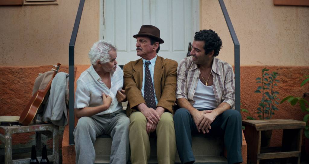 Paulo Miklos encarna Adoniran Barbosa e canta samba em ‘Saudosa Maloca’