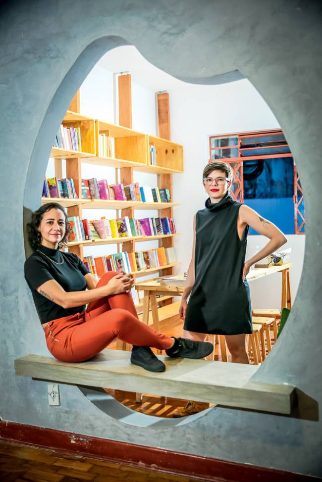 As arquitetas Tamires, sentada, e Larissa, ao fundo, na Livraria Sentimento do Mundo