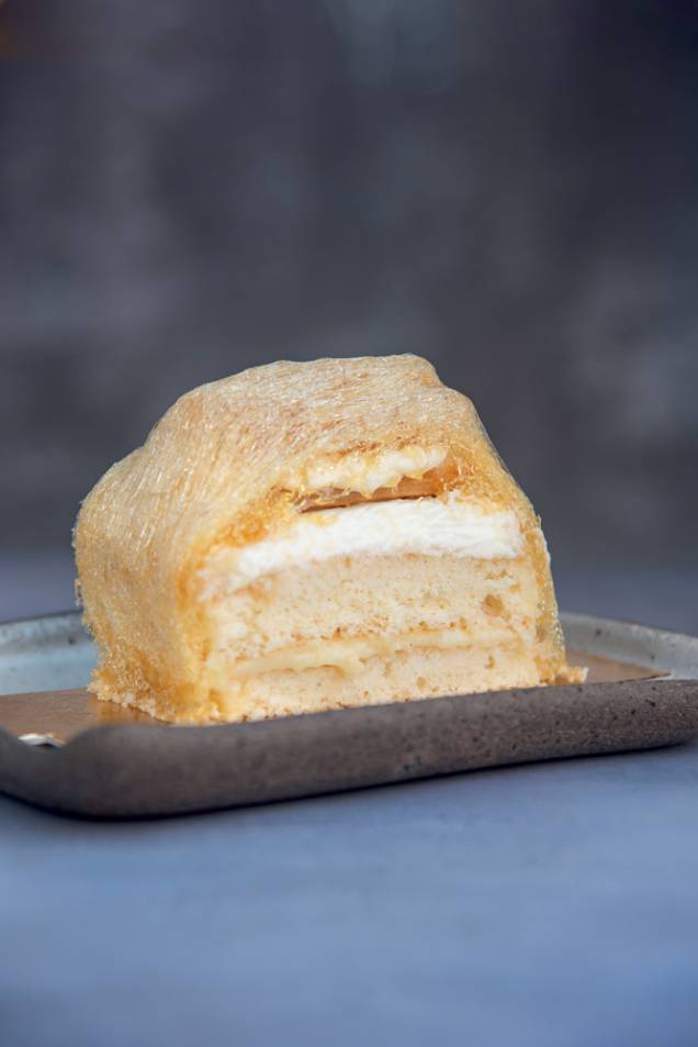 Torta belíssima do Tre Bimbi: pão de ló com creme e massa de carolina com chantili