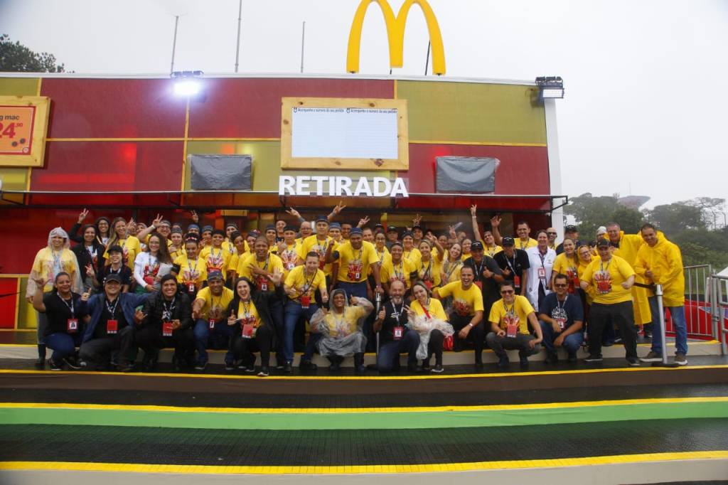 Colaboradores no stand do Méqui no Lolla