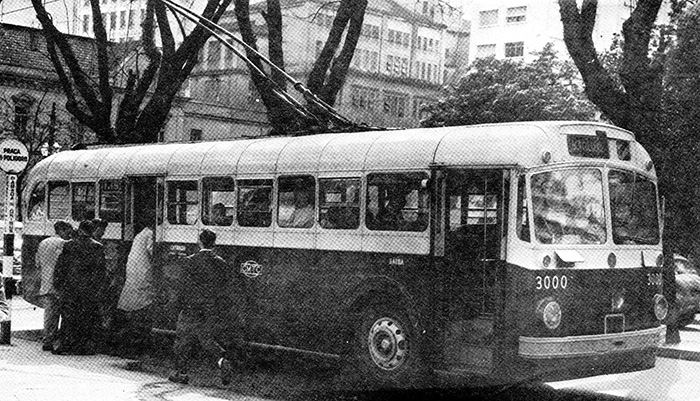 A imagem mostra Lídia Brondi em foto preto e branco, olhando para a câmera.