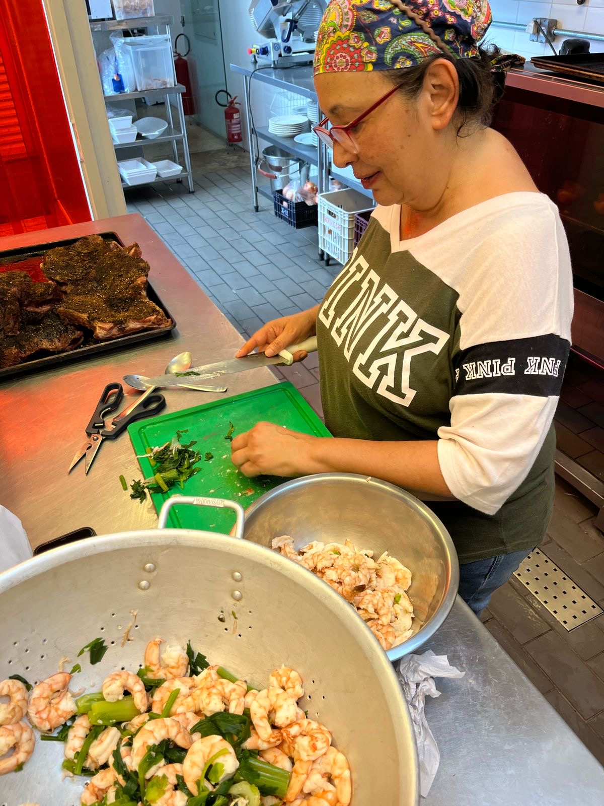 Lourdes Hern&aacute;ndez na cozinha do AK Deli