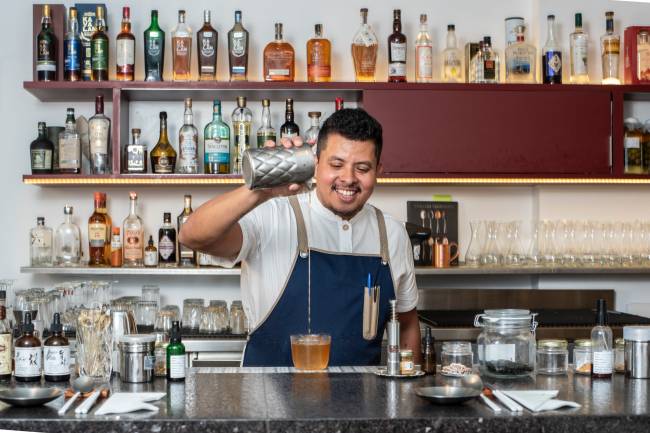 Aiô O bartender Maurício Barbosa, do Aiô