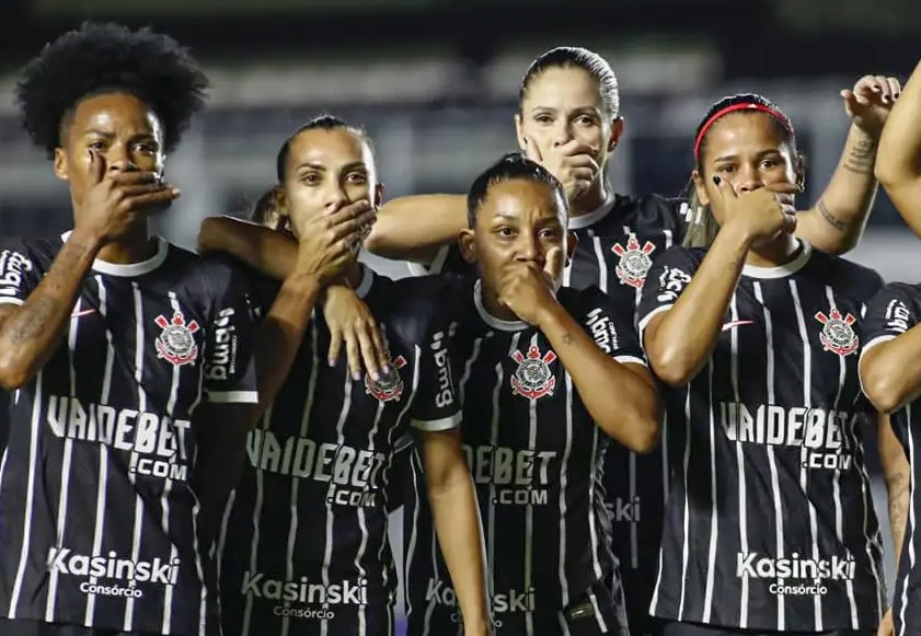 Atletas do Corinthians em protesto contra assédio