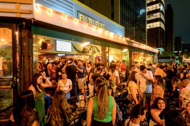Eu Tu Eles, na Vila Olímpia: apoio na tríade caipirinha, cerveja e petisco Eu Tu Eles, na Vila Olímpia: apoio na tríade caipirinha, cerveja e petisco