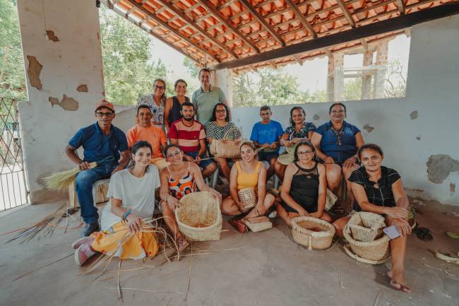 Grupo de artesãos do Piauí que trabalha com palha da carnaúba