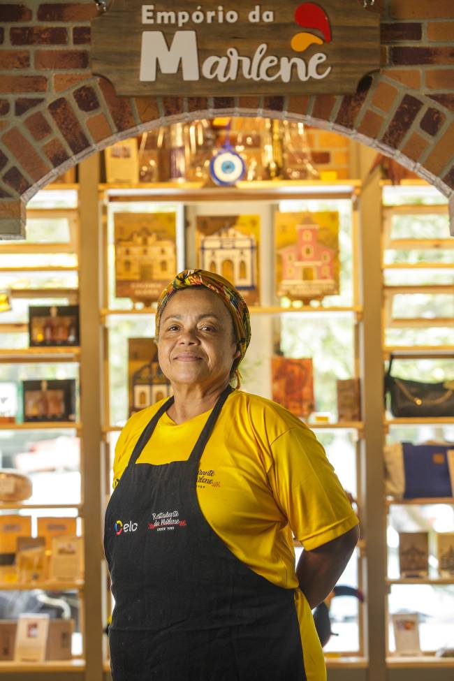 Marlene, na frente do empório: produção local