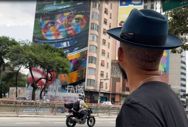Entrevista de Eduardo Kobra para o Bom Dia SP, em frente ao mural na Consolação