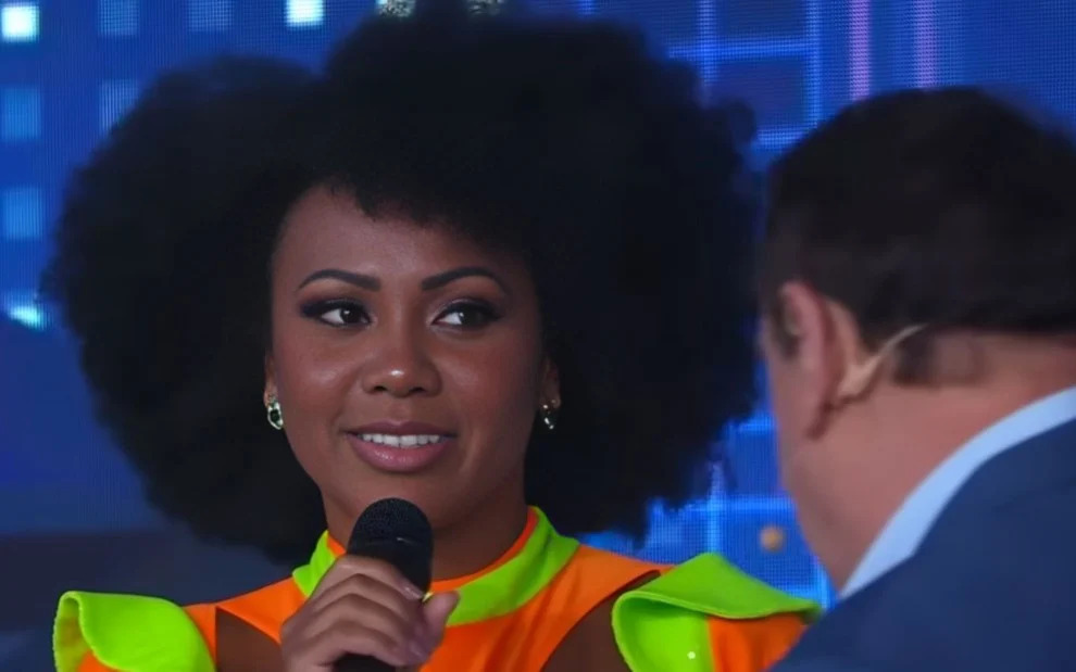 Dançarina Cintia Mello se manifesta após fala de Ratinho sobre cabelo