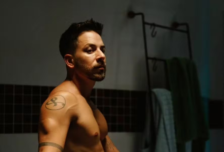 Junior Lima posa sem roupas para clipe e viraliza na web