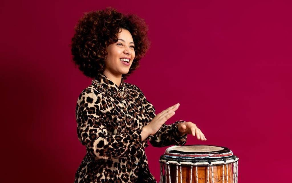 Victória dos Santos leva samba gratuito ao Largo da Misericórdia