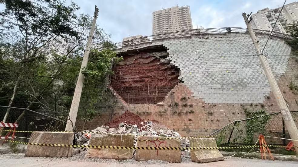 Muro desaba pela segunda vez na Zona Sul; construtora se pronuncia