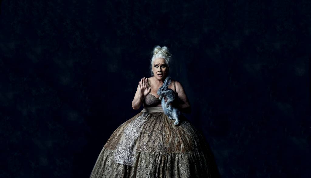 Vera Holtz retorna ao solo ‘Ficções’ e dirige adaptação de ‘O Estrangeiro’