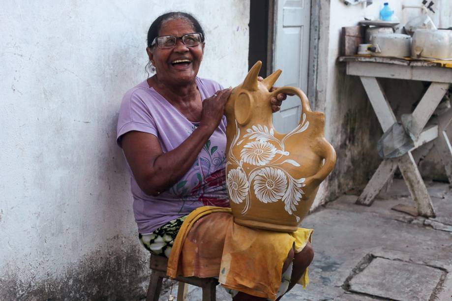 A artesã Dona Zelita: estampas na nova coleção da Fábula