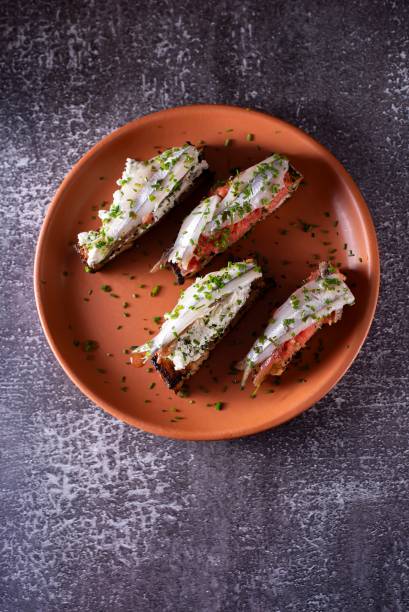 Tostas matrimônio: torradas com tomate, ricota e conserva de manjuba ao vinagre mais aliche