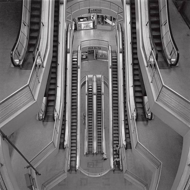 A foto das escadas rolantes simétricas na Galeria Presidente é a mais vendida por Cristiano Mascaro