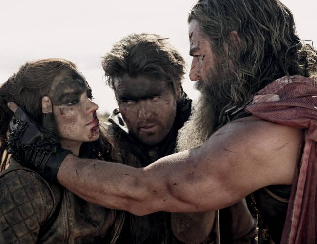 Furiosa (Anya), Jack (Tom Burke) e Dementus (Chris Hemsworth): personagens em cenas frenéticas de 'Mad Max'