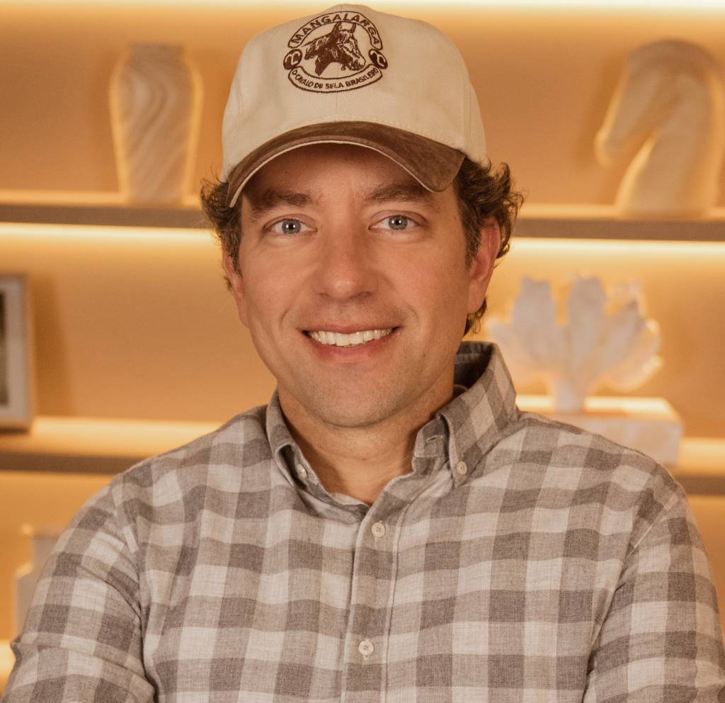 Fernando Tardioli-Crédito Arquivo Tarlim-Divulgação Homem branco sorrindo, veste boné claro e camisa quadriculada