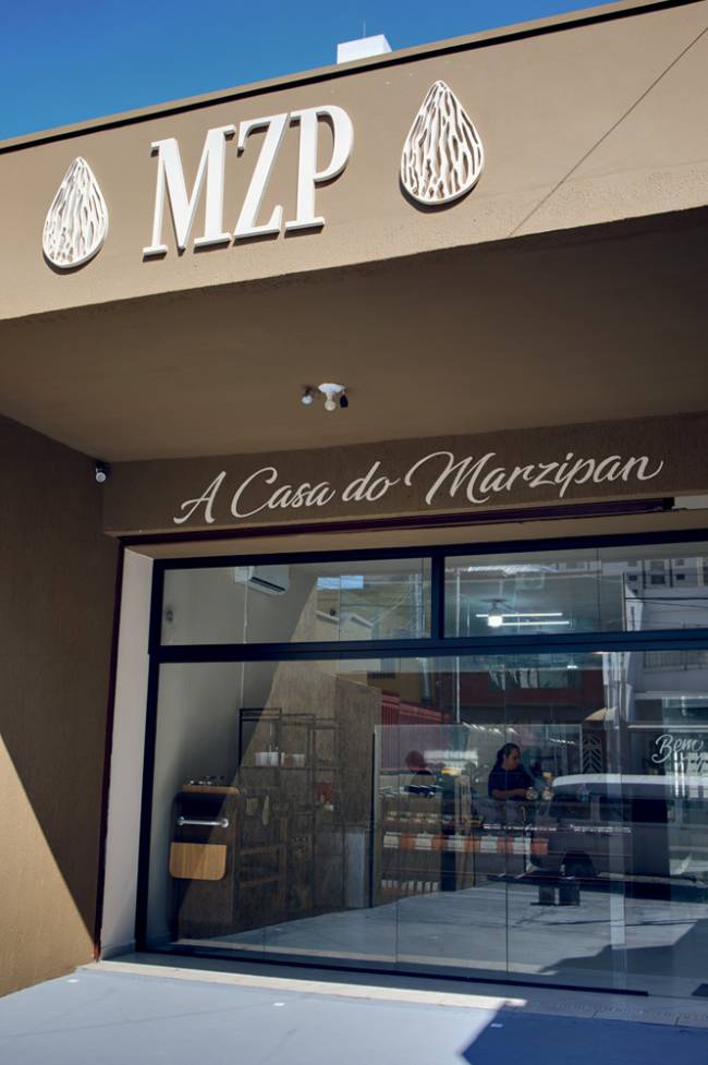 Fachada da nova loja com porta de vidro da MZP Marzipan