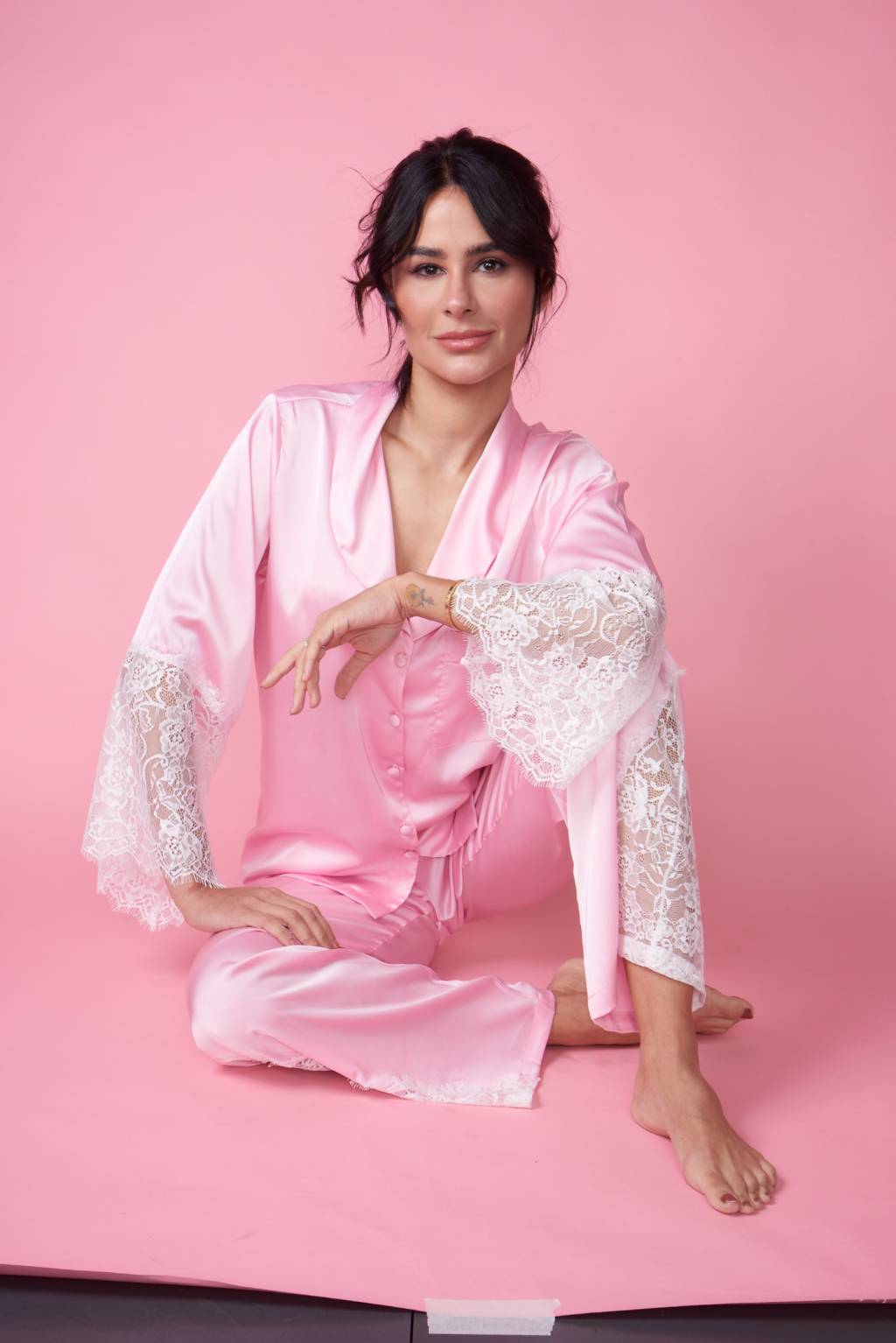 Natalia Martins-Crédito Miro-Divulgação (5) Moça branca de cabelos escuros curtos posa em fundo rosa e veste pijama rosado