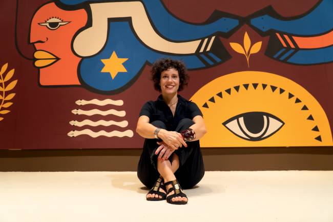 Destaque na exposição da CASACOR: Joana Lira em frente a seu mural