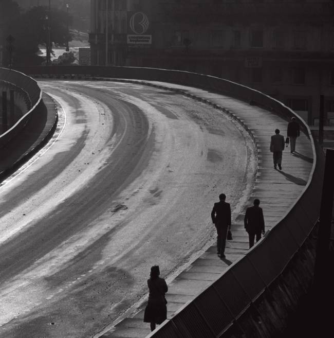 O fotógrafo Cristiano Mascaro se lança ao acaso para retratar cenas da cidade, como os pedestres no Viaduto Eusébio Stévaux