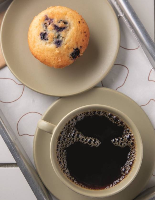 Xícara de café com bolinho de mirtilo