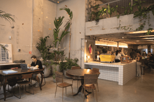 Mesas e cadeiras no espaço da cafeteria