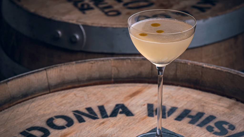 Caledonia Whisky & Co., em Pinheiros, ganha “linha do tempo” de coquetéis