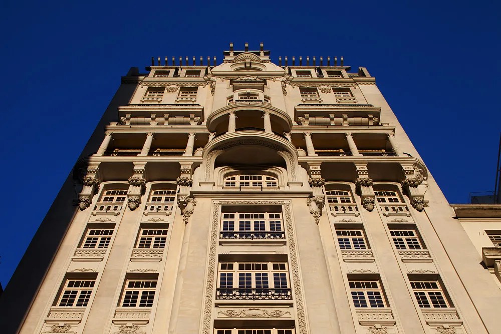 Fachada do Edifício Sampaio Moreira localizado no Centro Histórico de São Paulo.