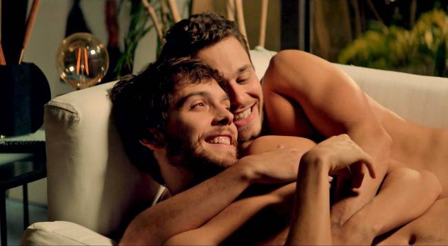 João e Vitor: casal em cena quente de '13 Sentimentos'