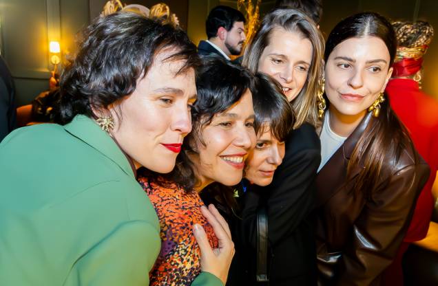 Da esq. para a dir.: a estilista Helena Pontes, Alice, Camilla Maia, que fotografou a capa da edição, a RP Xaxa Maia e a estilista Lu Lima. Da esq. para a dir.: a estilista Helena Pontes, Alice, Camilla Maia, que fotografou a capa da edição, a RP Xaxa Maia e a estilista Lu Lima.