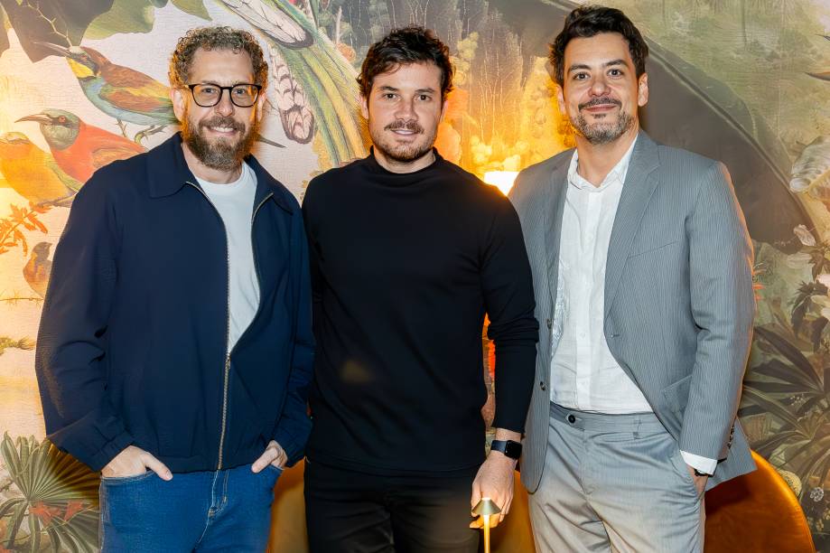 Fábio Carvalho, CEO da Editora Abril, André Secchin, CEO da CASACOR, e o arquiteto Rafa Zampini, que assina o bar secreto.