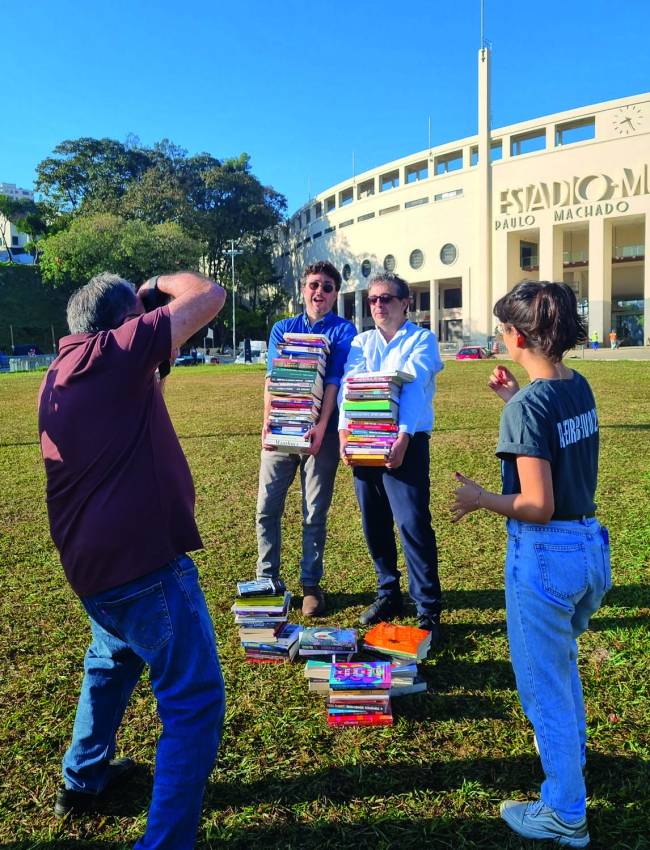 O fotógrafo Agliberto Lima e a equipe da revista empenhados na produção da capa na Praça Charles Miller