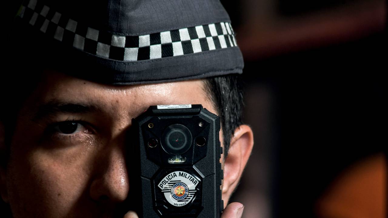 Policial mostra o equipamento usado nas operações: nova licitação