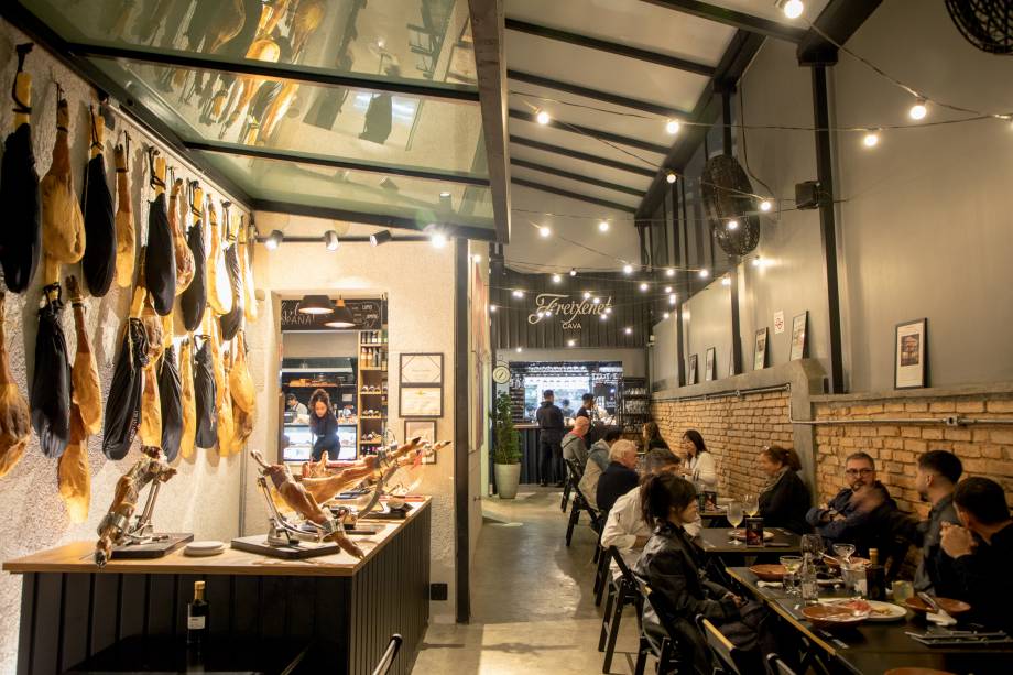 Empório Pata Negra: bar de tapas junto de empório de produtos típicos