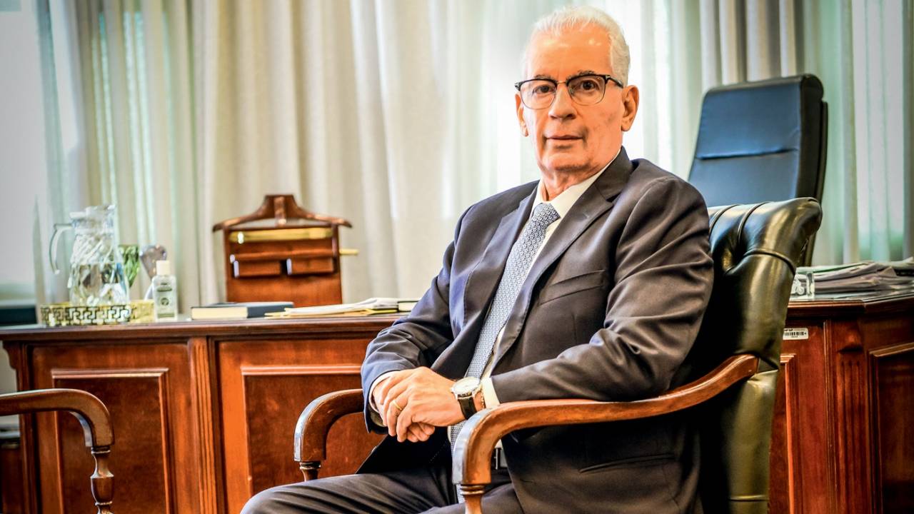 Procurador-geral, em seu gabinete: “as vítimas em primeiro lugar”