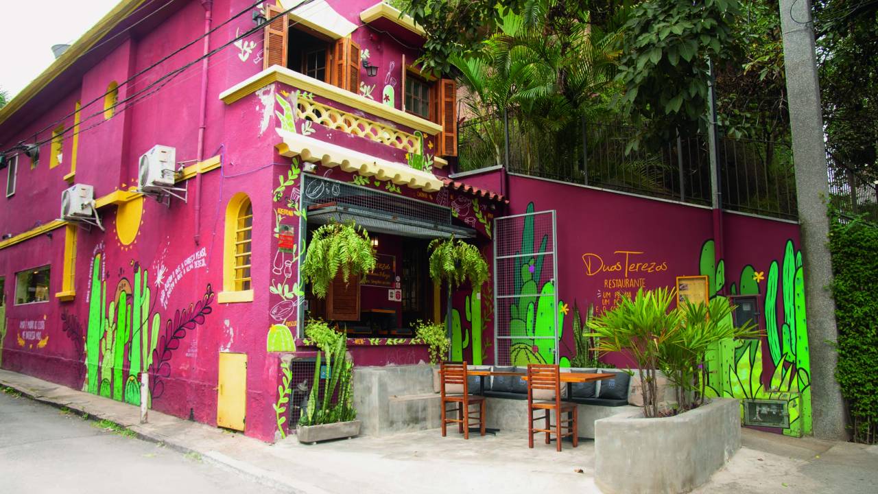 Fachada do restaurante Duas Terezas, uma casa de esquina de cor bordeaux.