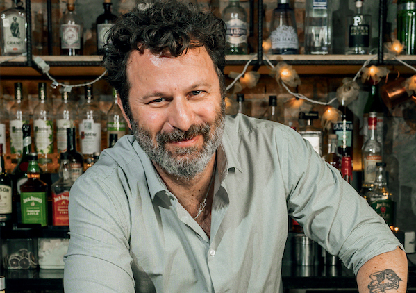 Bartender Alê D’Agostino lança livro com receitas de drinques