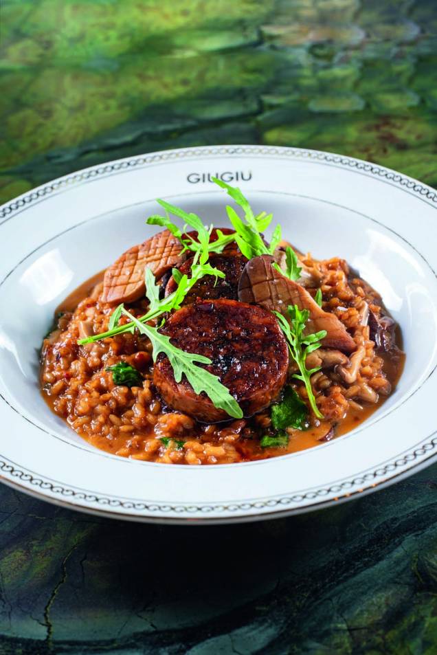 Stinco di maiale al forno: carne da canela de porco ao molho glace sobre risoto agridoce mais folhas de espinafre Stinco di maiale al forno: carne da canela de porco ao molho glace sobre risoto agridoce mais folhas de espinafre